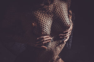 Aktfoto im Detail - Brust mit Fischernetz