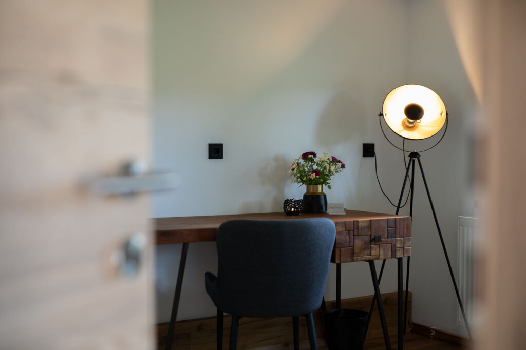 Blick in das helle Umkleidezimmer der FotoGrafin in Fehring
