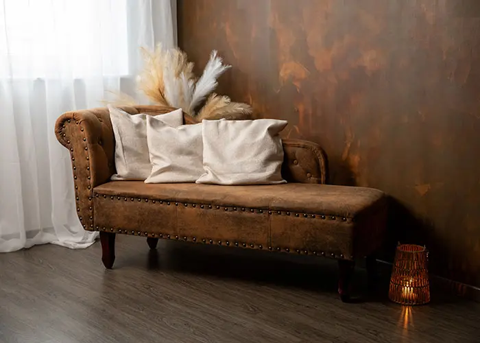 braunes sofa vor einer rostigen wand im fotostudio in kalkgruben bei nicole Oberhofer