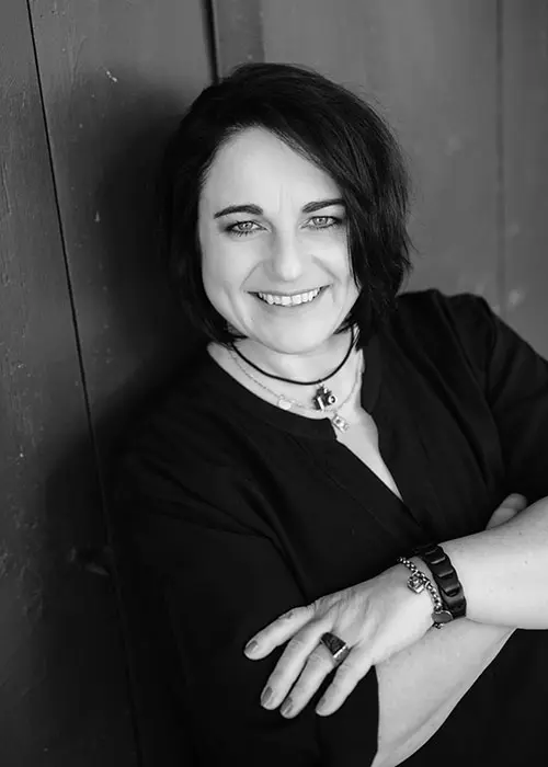 Nicole Oberhofer mit verschränkten händen und strahlenden blick
