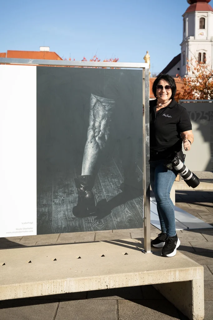 Nicole bei der Fotoausstellung Menschenbilder mit ihrem Bild `sLebnPrägt