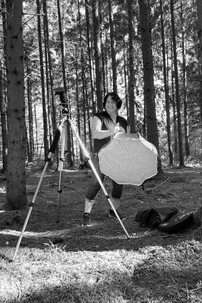 Nicole die Gräfin im Wald bei der Arbeit einer freien Arbeit