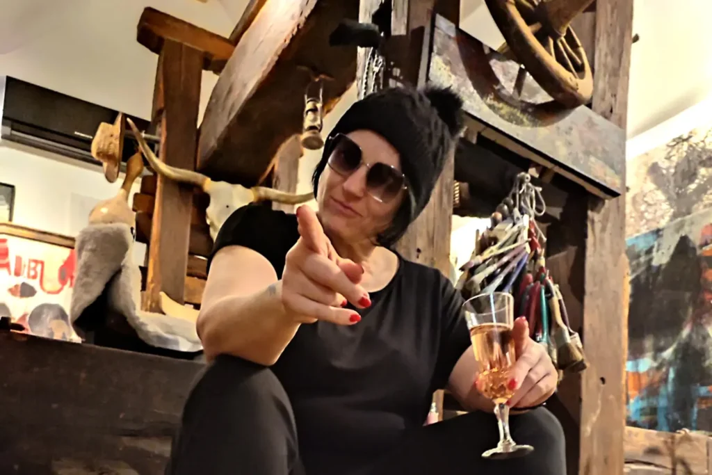 Nicole mit einem glas sekt zu silvester 2021 in einem künstlerhaus in slowenien