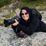 Die Gräfin liegt auf einen Felsen mit der Kamera um kreativFotos einzufangen in Helsinki