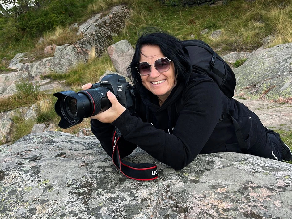 Die Gräfin liegt auf einen Felsen mit der Kamera um kreativFotos einzufangen in Helsinki