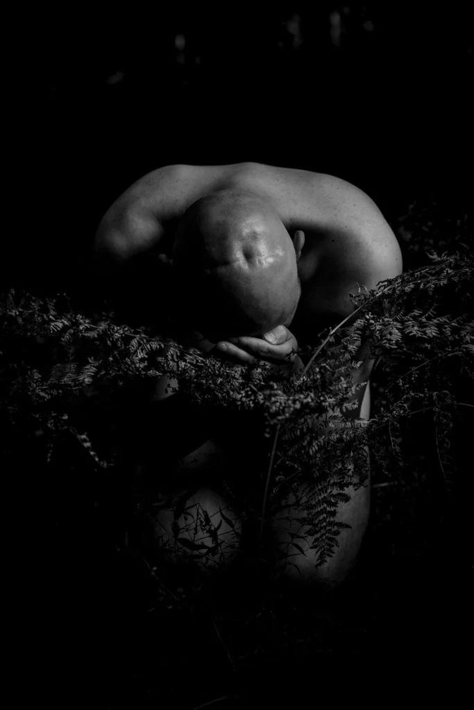 Mann nackt im wald mit fokus auf narbe am kopf