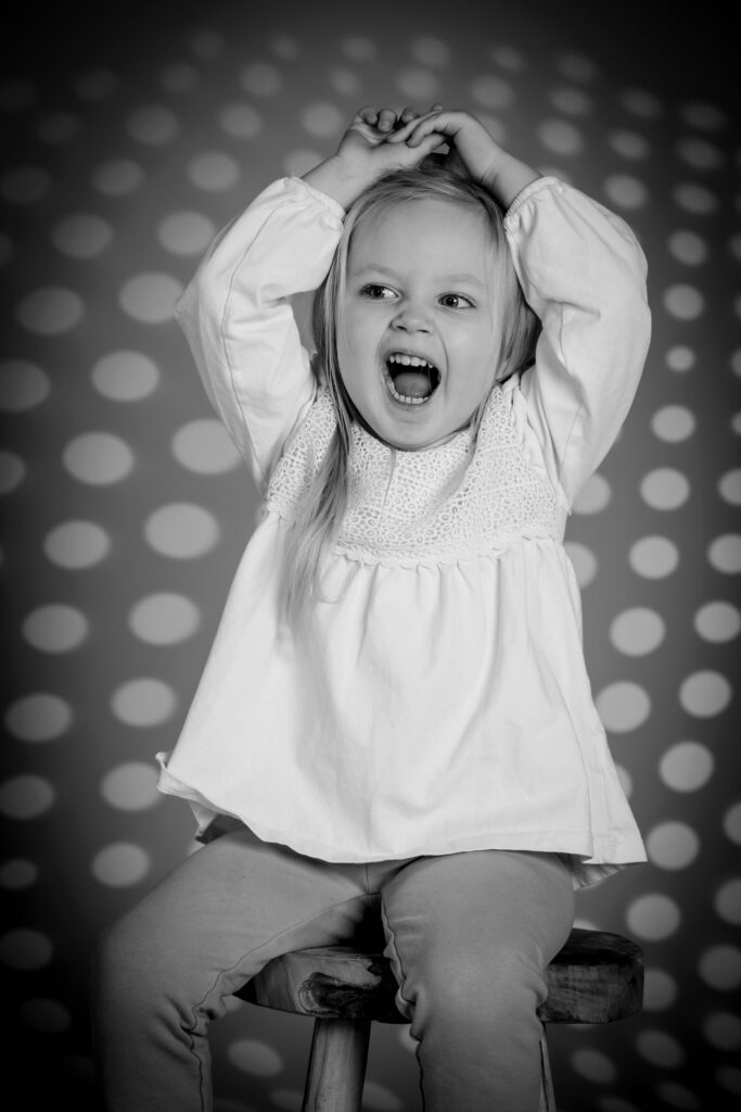 mädchen hat die hände über dem kopf und schreit vor freude